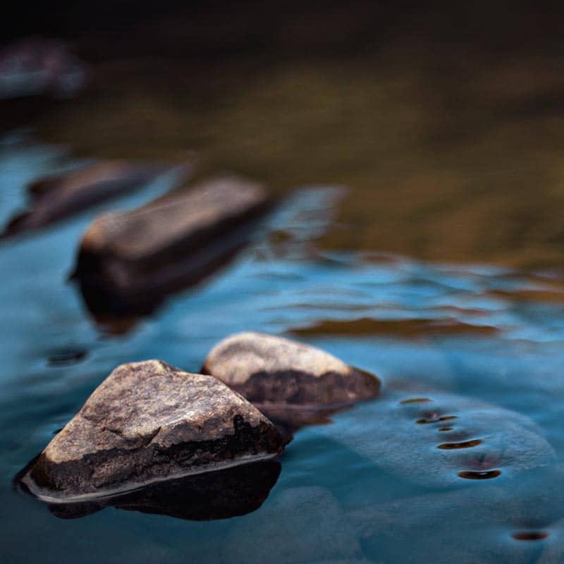 photo d'une pierre dans un ruisseau
