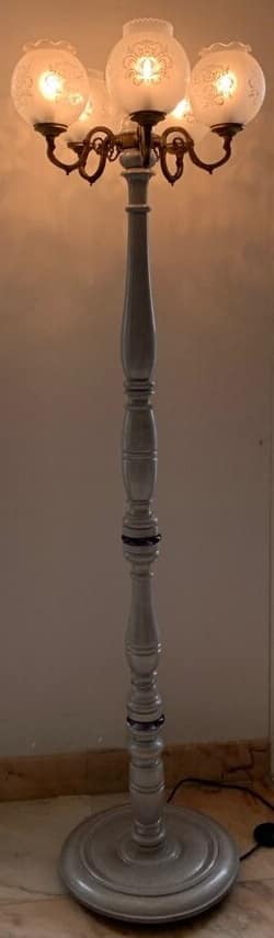 Lampe sur pied créée à partir d'un lustre installé sur une lampe sur pied