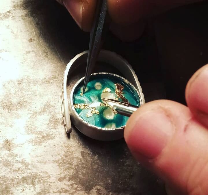 Bijoux ORAJ – Gabrielle Campana  – Bijoutière et émailleuse sur métal