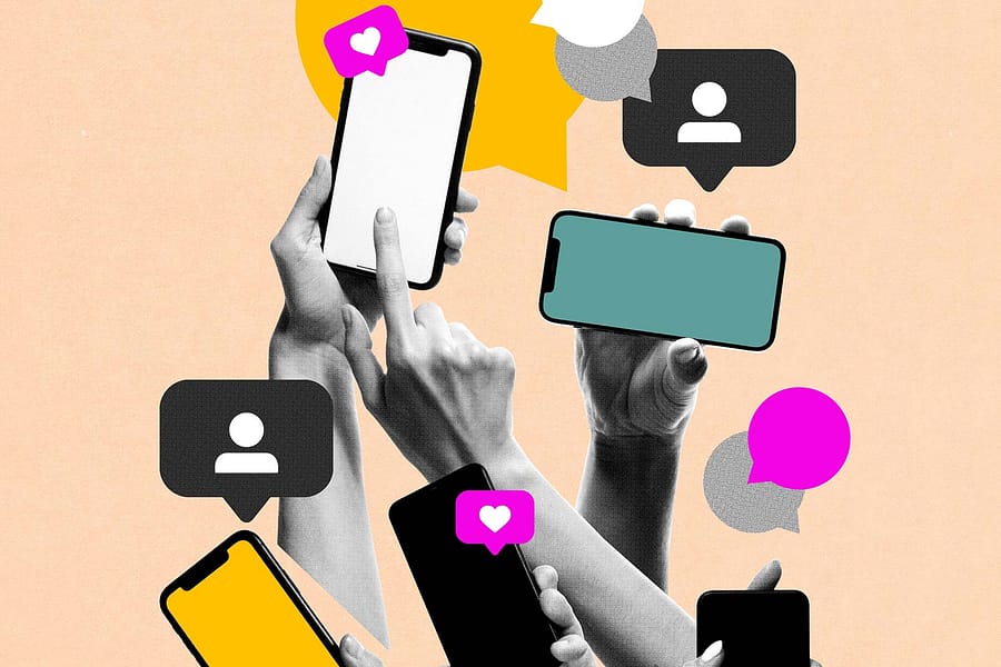 des bras tiennent des smartphones en l'air